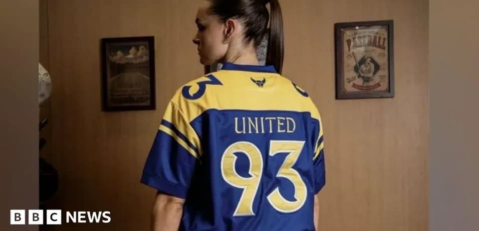 Persona con camiseta azul y amarilla de United