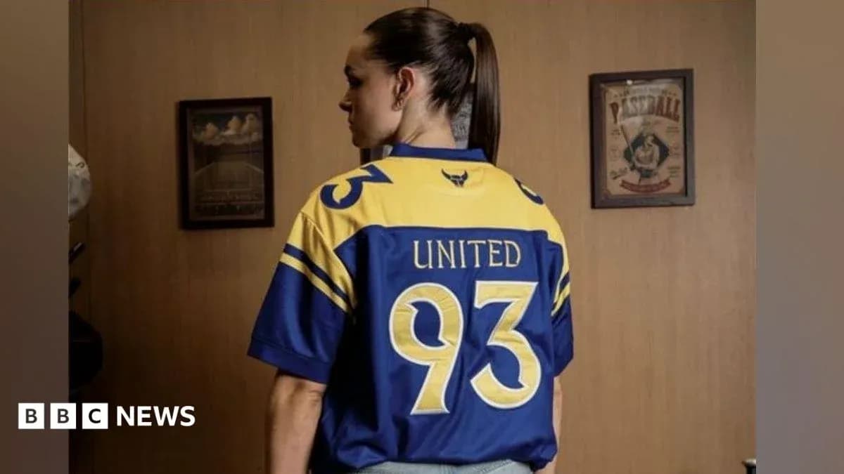 Persona con camiseta azul y amarilla de United