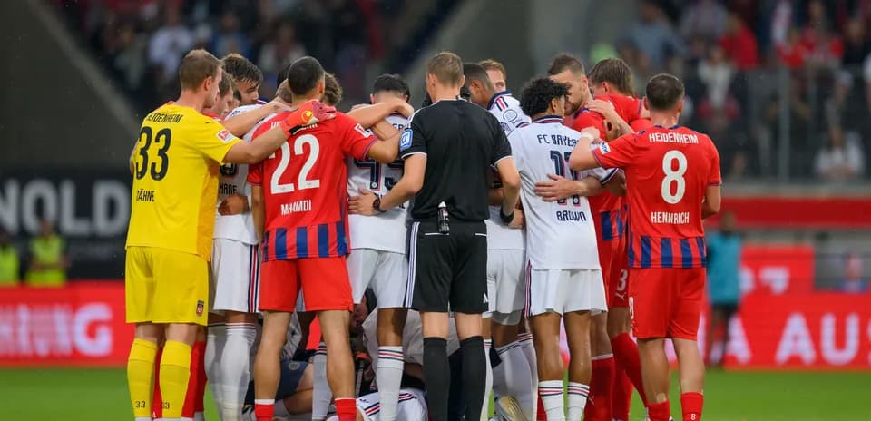 Jugadores de dos equipos en un momento de discusión