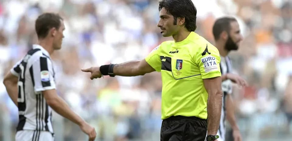 Árbitro señalando a un jugador de Juventus durante partido
