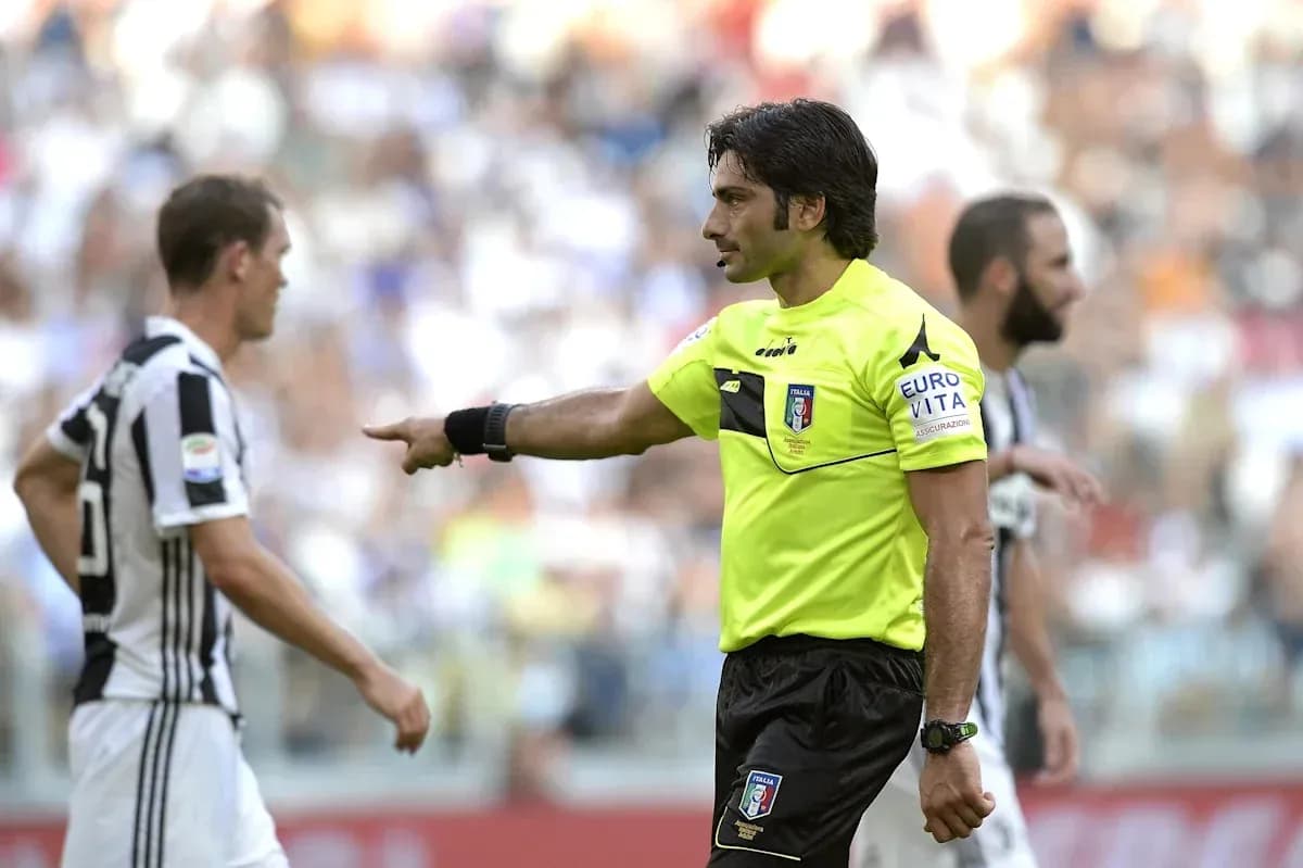 Árbitro señalando a un jugador de Juventus durante partido