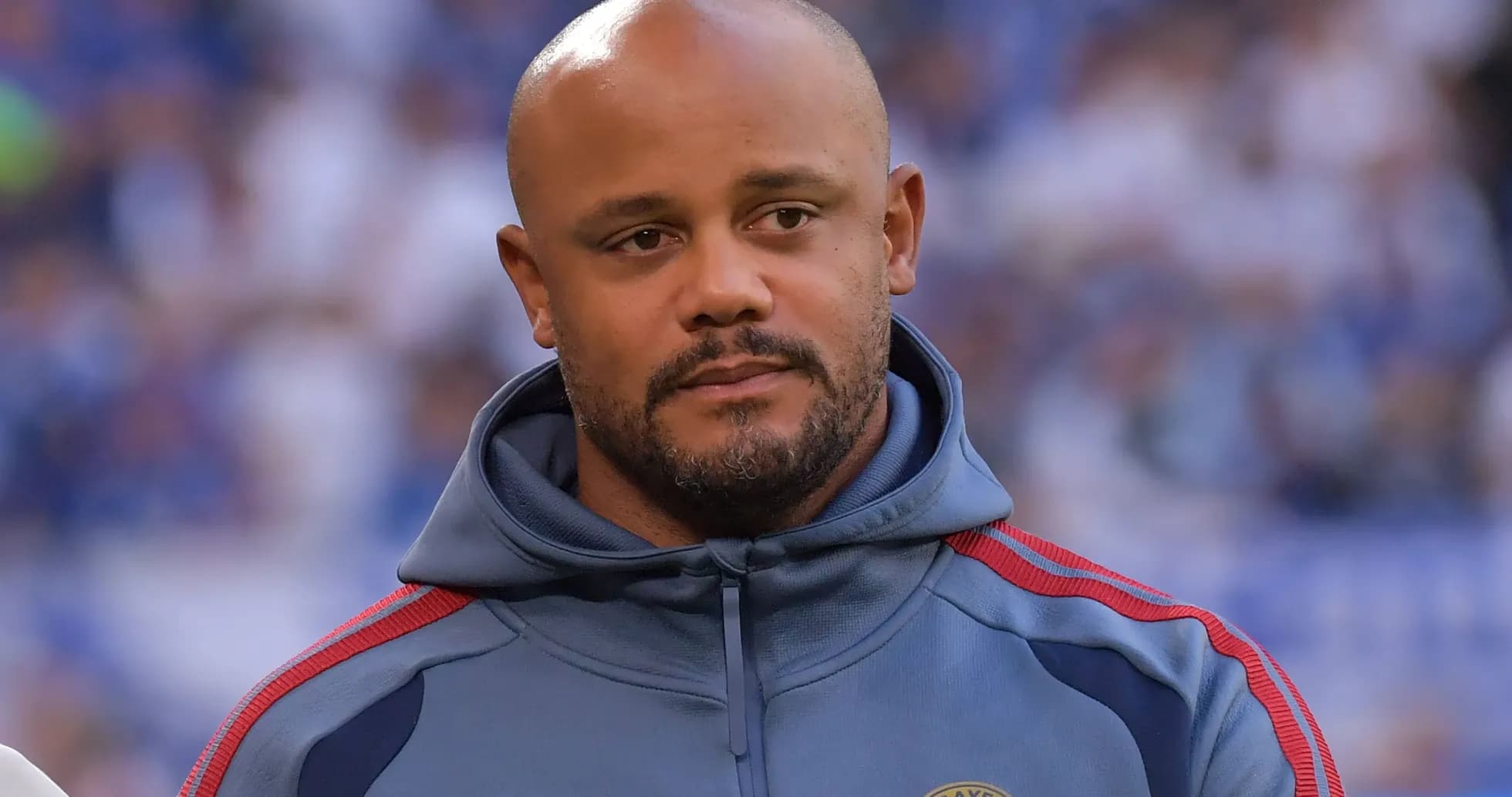 Entrenador de fútbol con sudadera de equipo