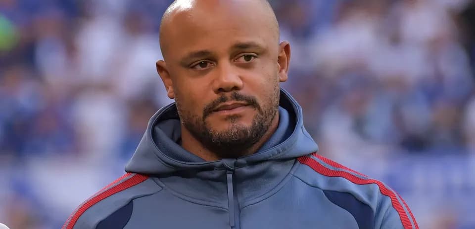 Entrenador de fútbol con sudadera de equipo