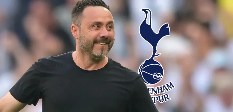 Entrenador sonriente durante un partido de Tottenham