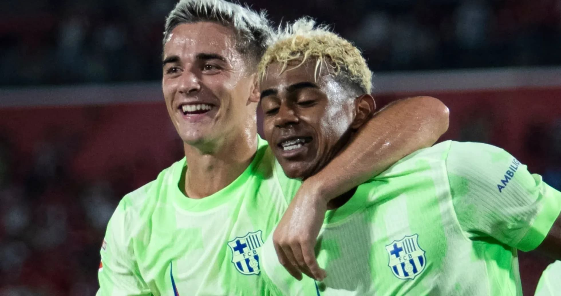 Jugadores abrazándose después de anotar un gol