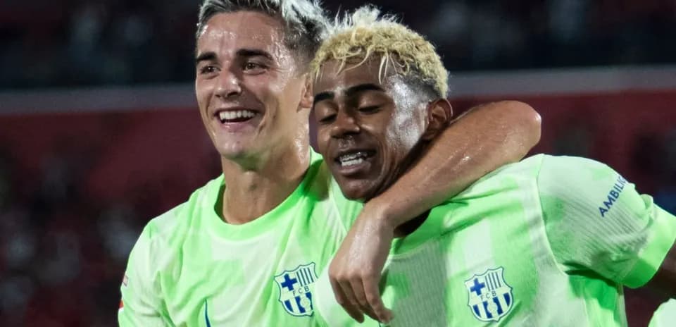 Jugadores abrazándose después de anotar un gol