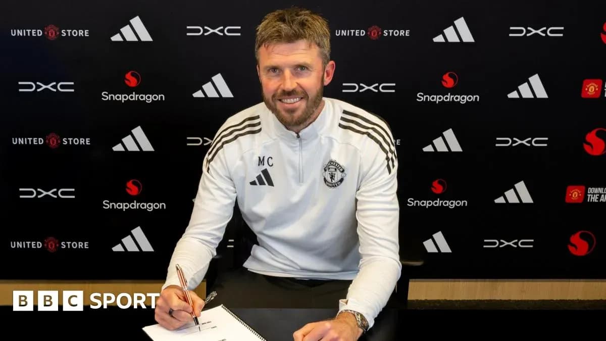 Entrenador firmando contrato en sala de prensa