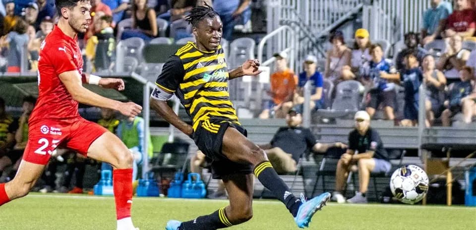 Jugador de Pittsburgh Riverhounds pateando el balón
