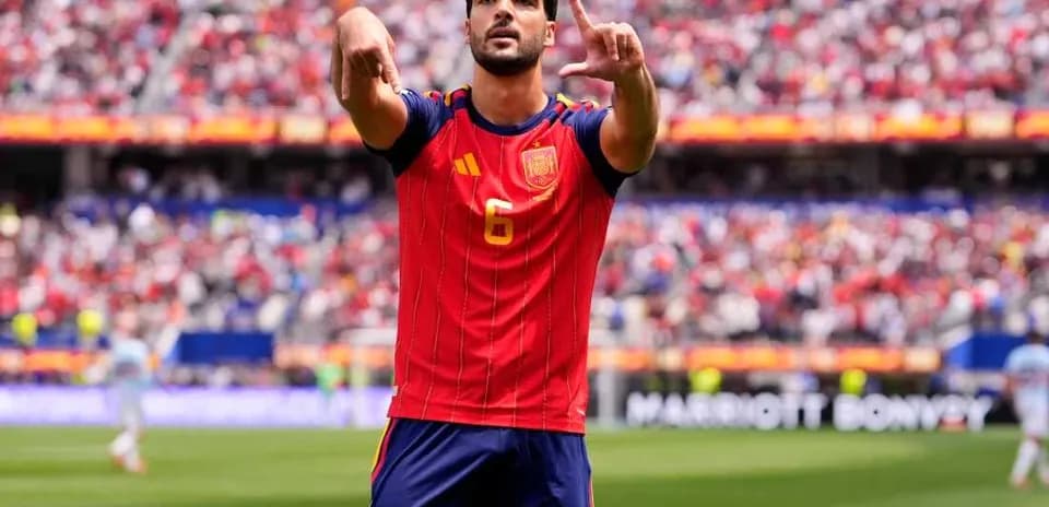 Jugador español celebrando un gol en partido