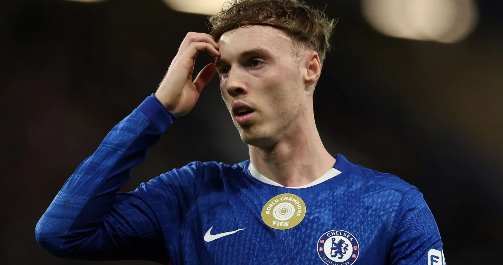 Jugador de Chelsea tocándose la cabeza durante el partido