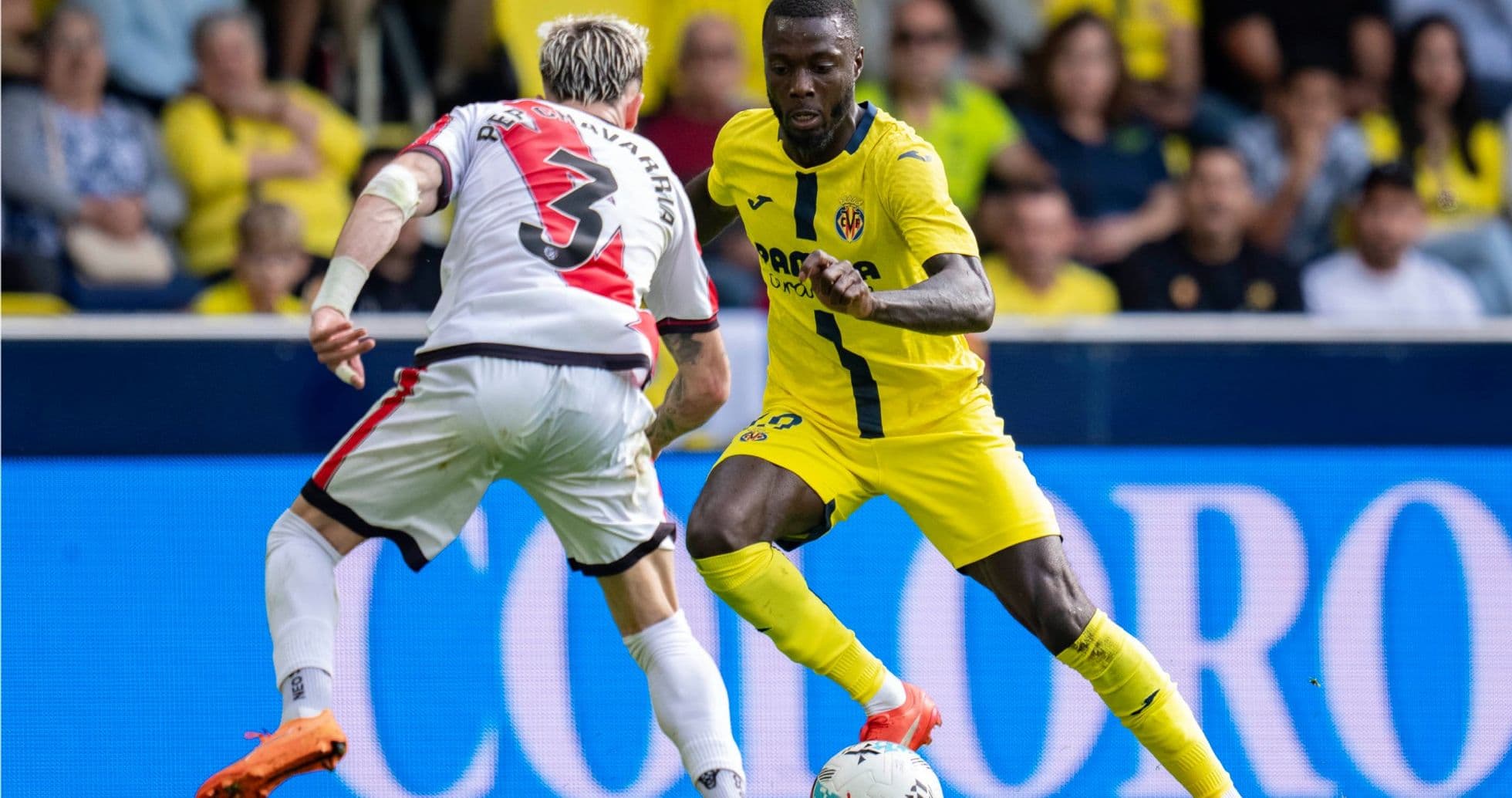Jugador de Villarreal driblando a oponente de Rayo Vallecano