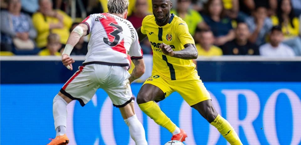 Jugador de Villarreal driblando a oponente de Rayo Vallecano