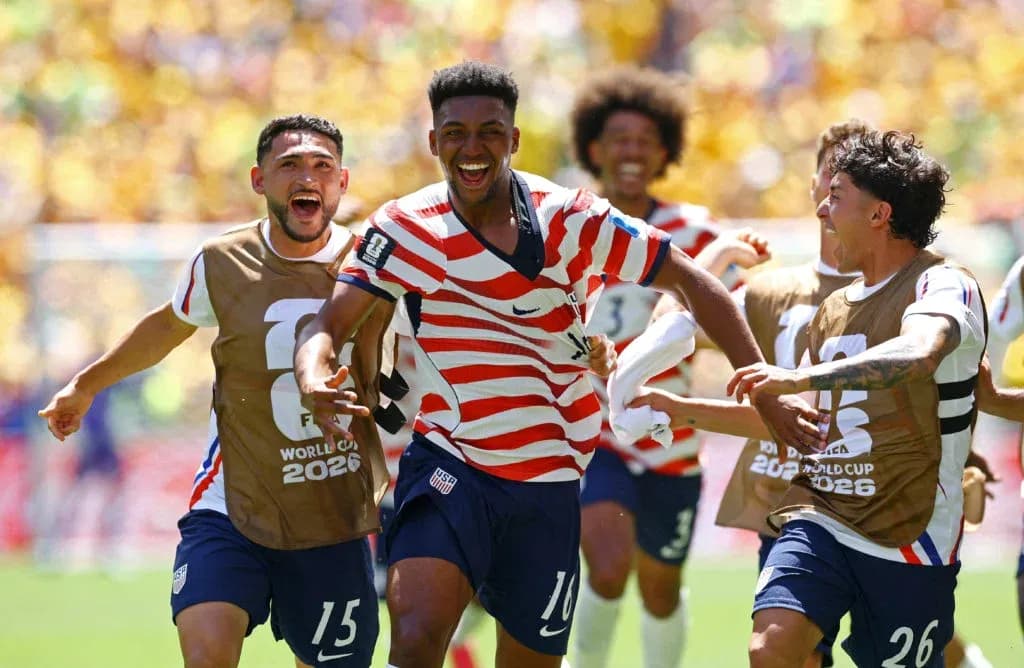 Jugadores de EE. UU. celebrando un gol en el partido