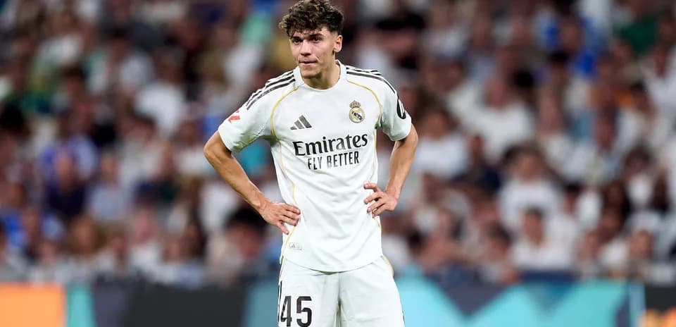Jugador de Real Madrid con camiseta blanca en el campo
