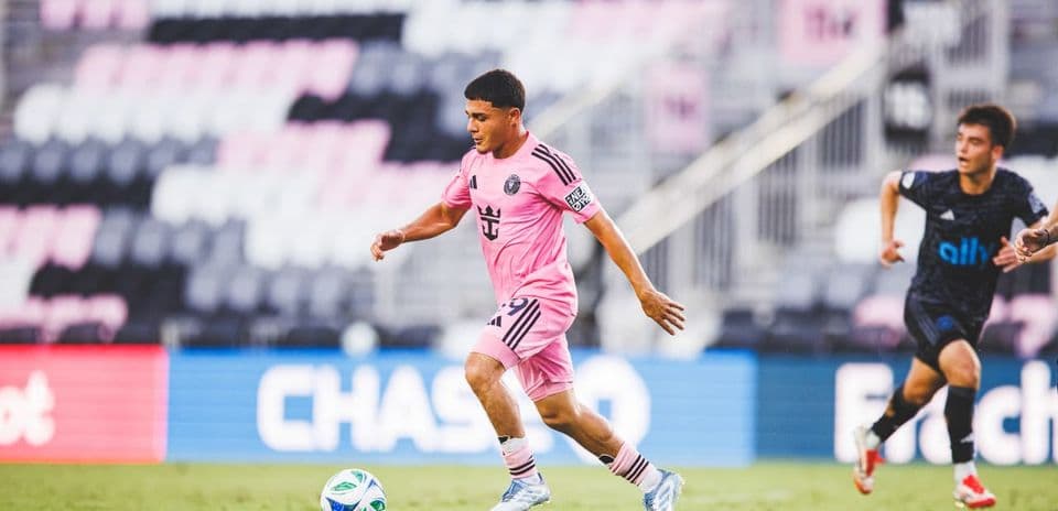 Jugador de Inter Miami II corriendo con el balón