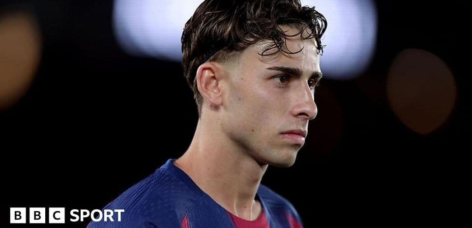 Jugador de fútbol con camiseta del Barcelona pensativo