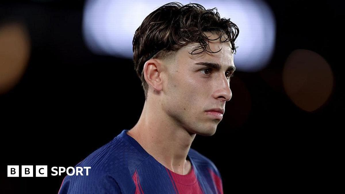 Jugador de fútbol con camiseta del Barcelona pensativo