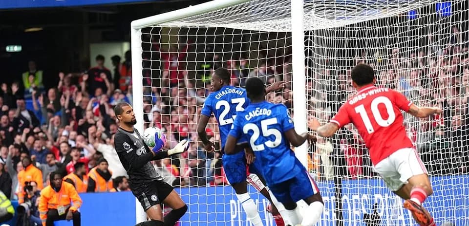 Portero de Chelsea detiene un tiro en el partido