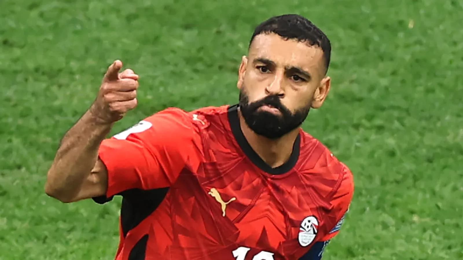 Jugador egipcio celebrando un gol en el campo
