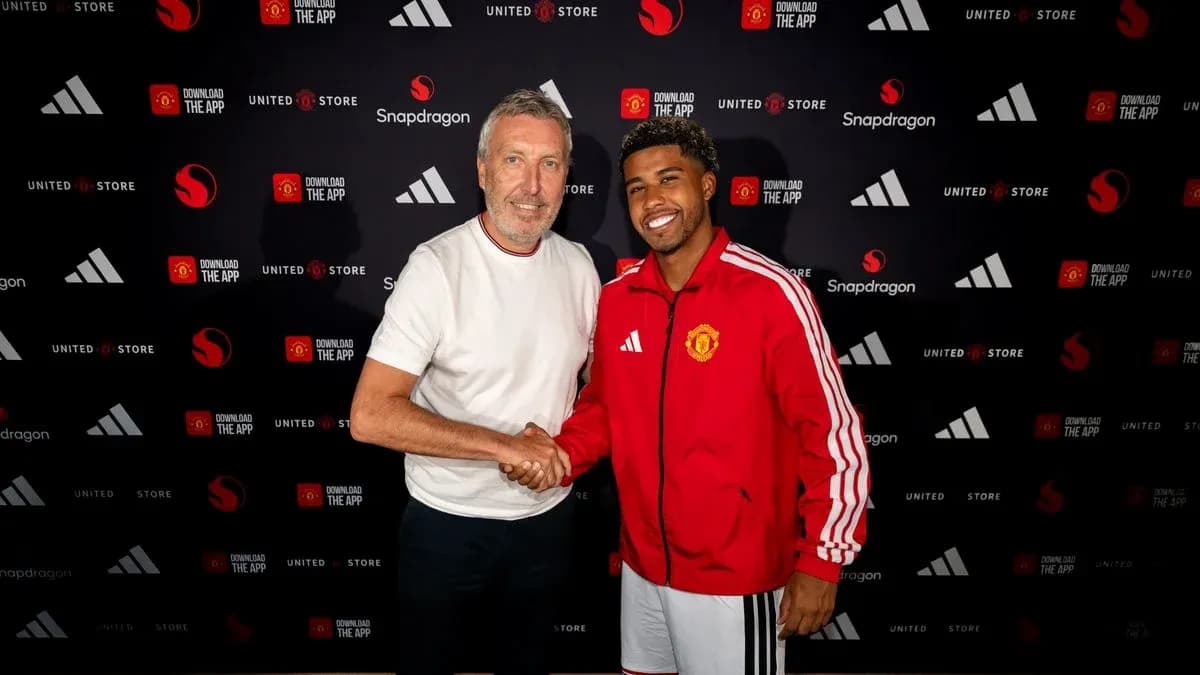 Jugador de Manchester United firmando contrato con directivo