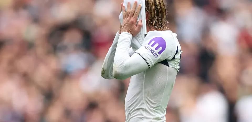 Jugador cubriendo su rostro con la camiseta durante el partido