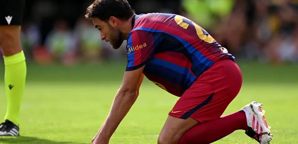 Jugador arrodillado en el campo durante el partido