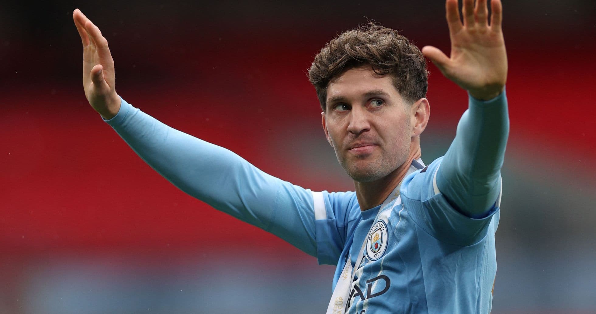 Jugador de Manchester City saludando al público
