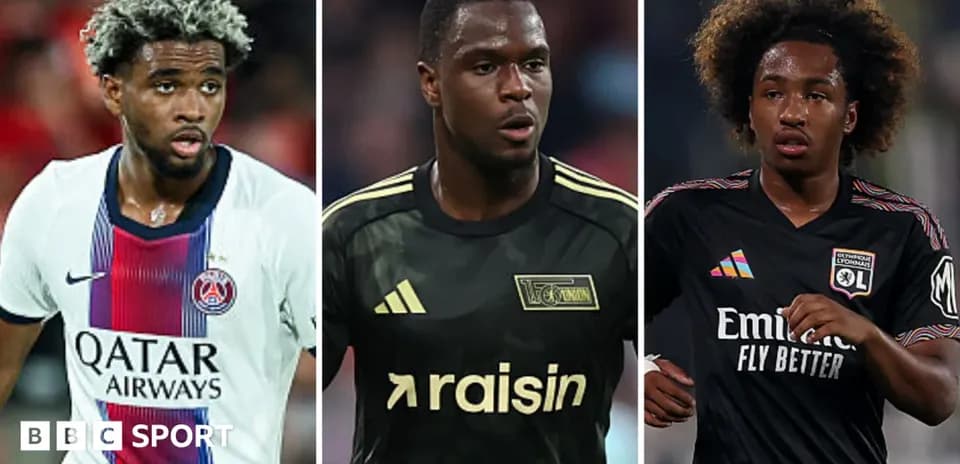 Tres jugadores de fútbol en acción durante partidos