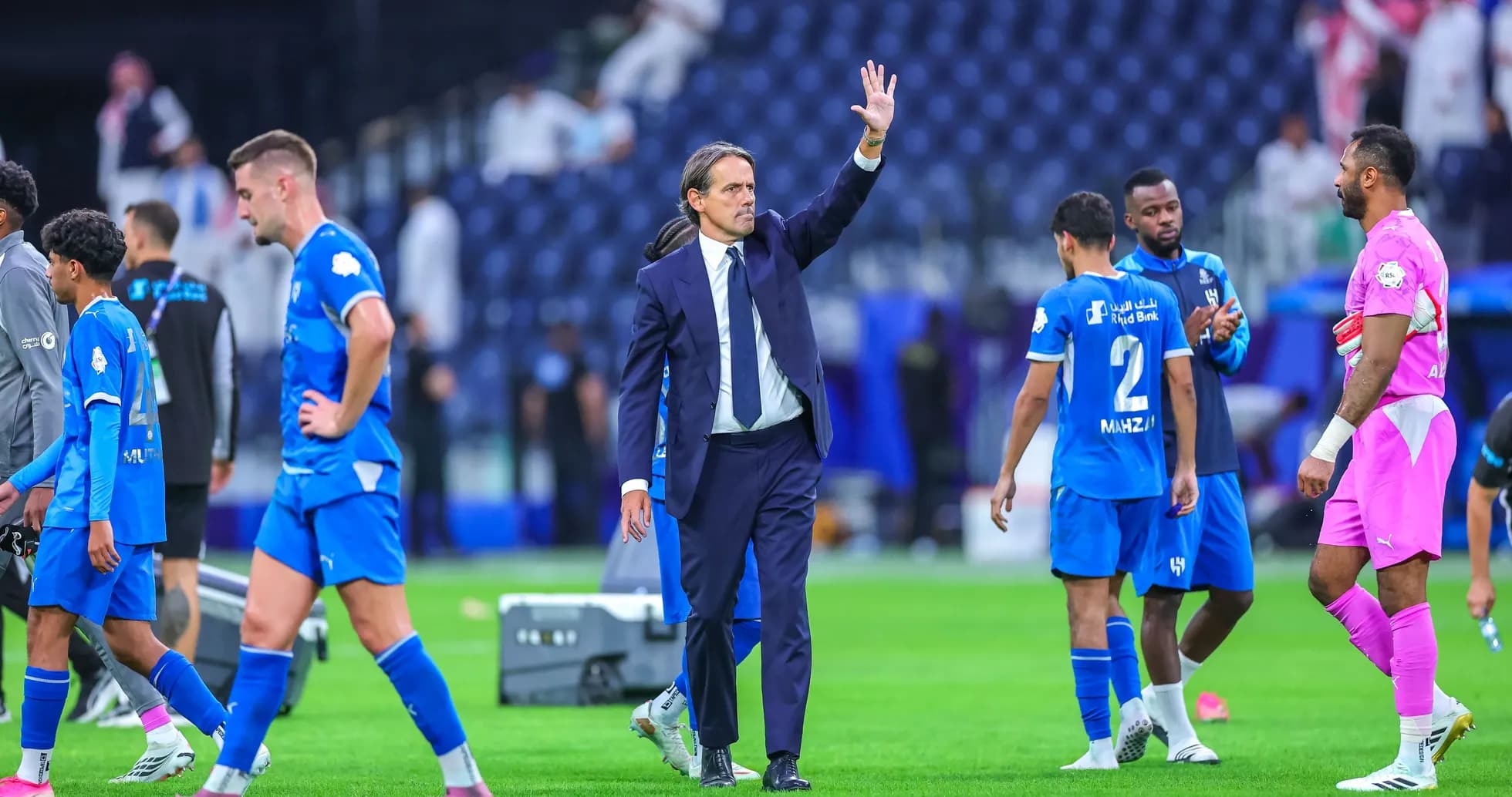 Entrenador saludando a los jugadores tras el partido