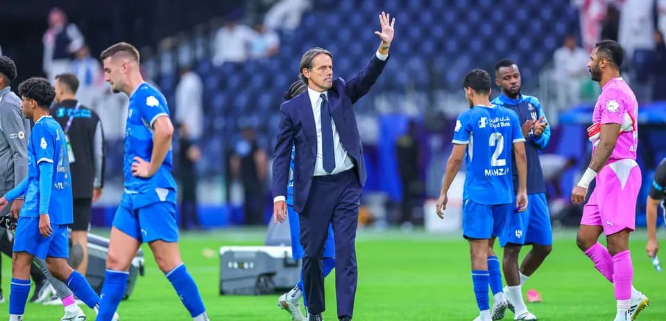 Entrenador saludando a los jugadores tras el partido