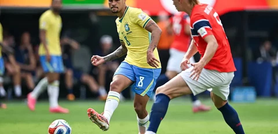 Jugador de Brasil pasando el balón en partido