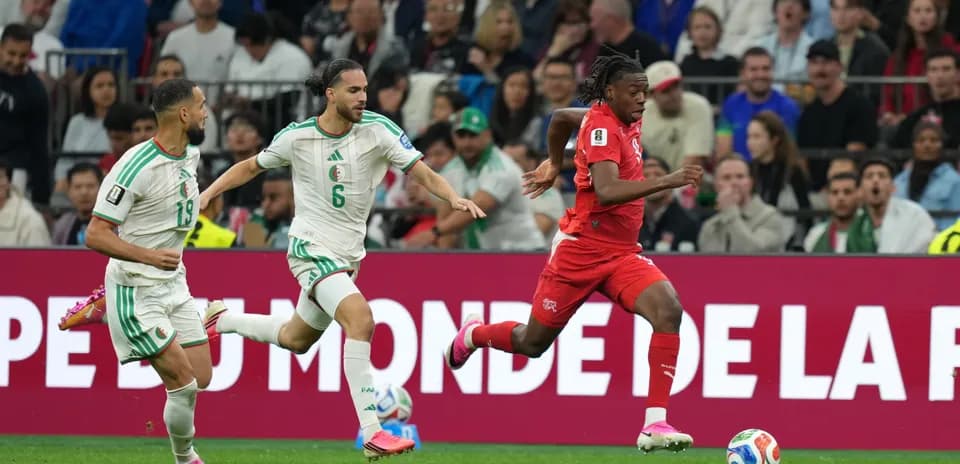 Jugadores de Suiza y Argelia en acción
