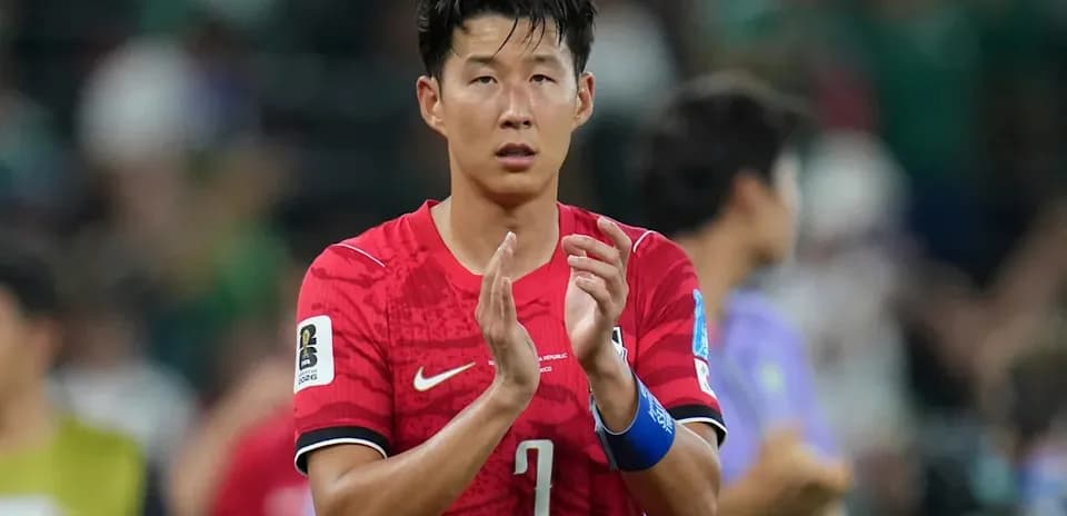 Jugador aplaudiendo tras el partido en uniforme rojo