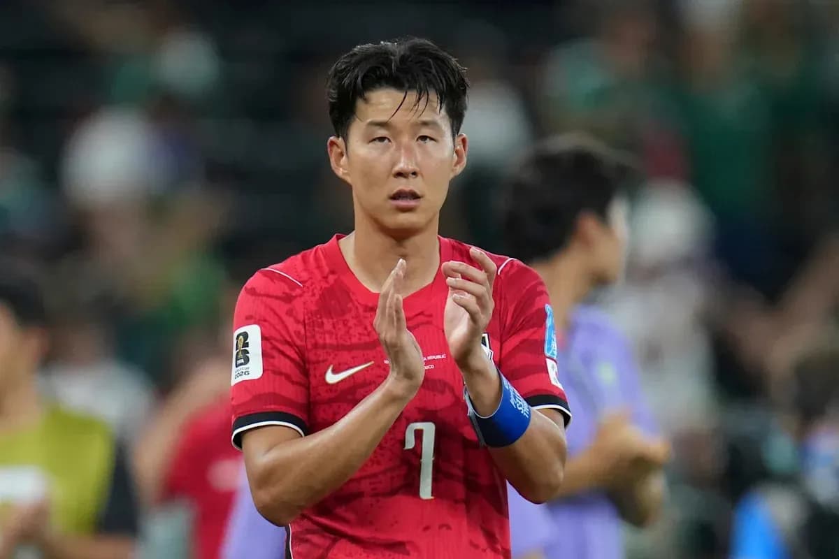Jugador aplaudiendo tras el partido en uniforme rojo