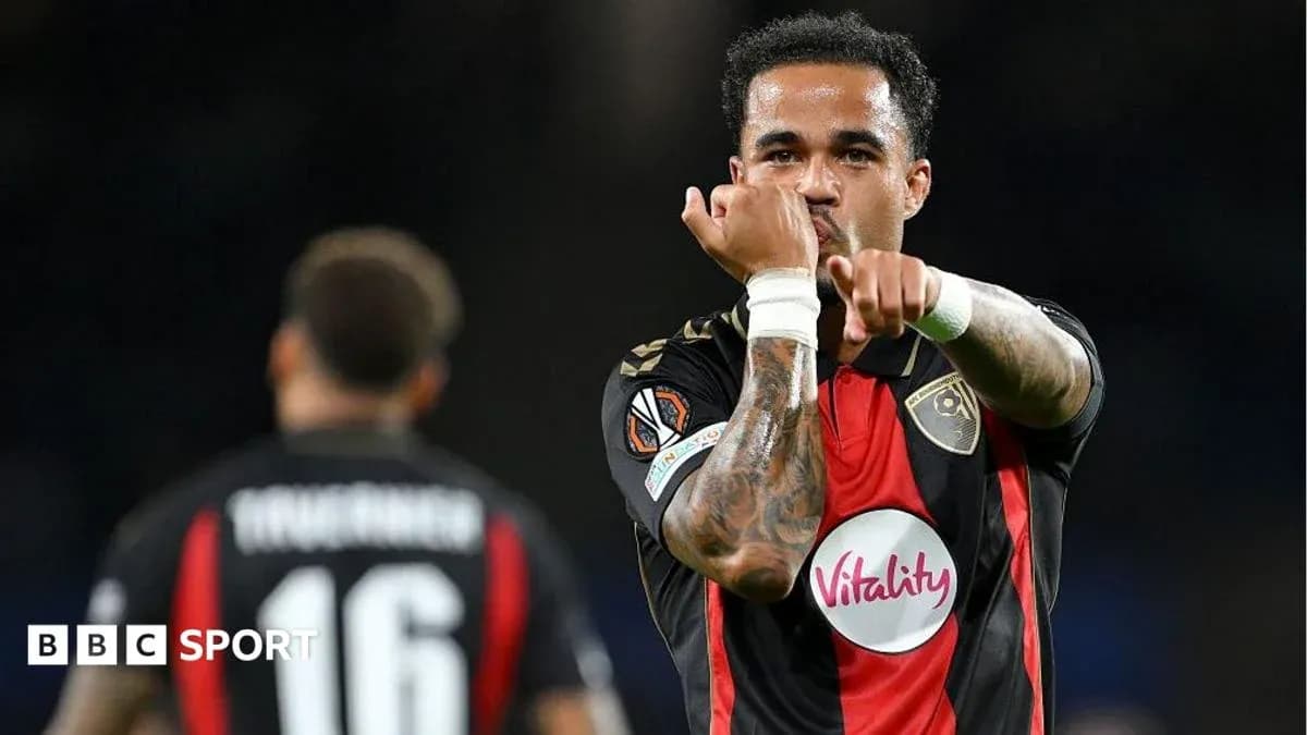 Jugador señalando durante un partido de fútbol