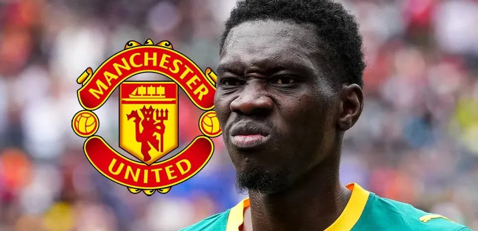 Jugador con camiseta de portero frente a logo de Manchester United