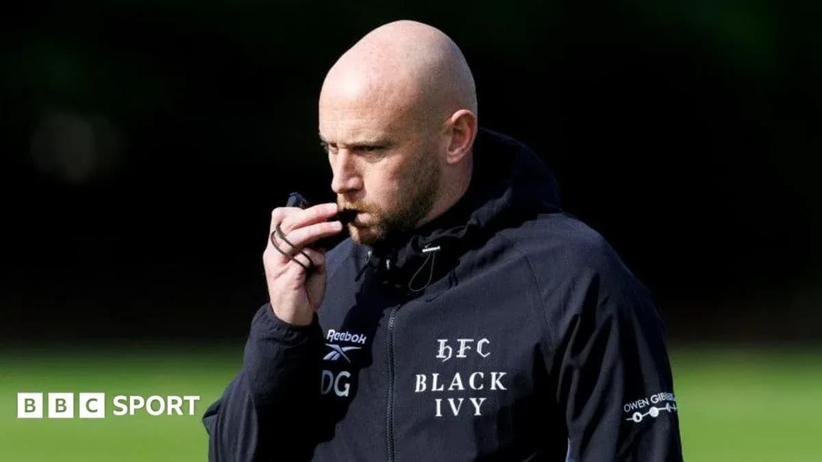 Entrenador soplando un silbato durante la práctica