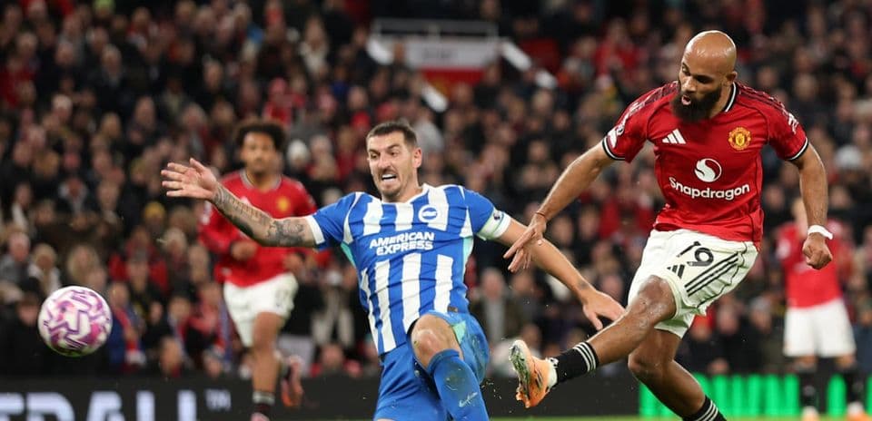 Jugador de Brighton cae mientras Manchester United ataca