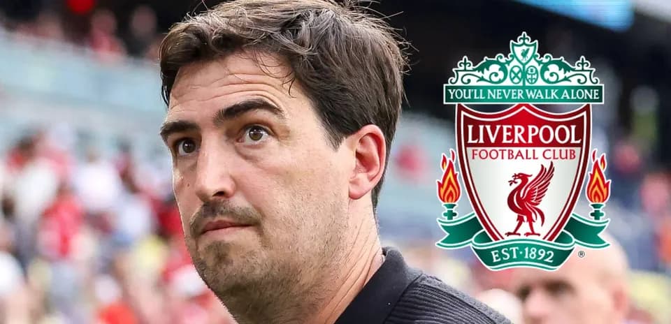 Entrenador con escudo de Liverpool en fondo