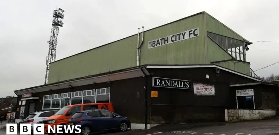 Estadio de Bath City FC y vehículos en el exterior
