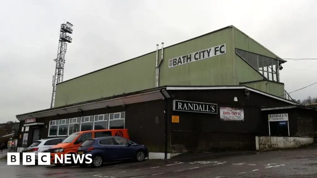 Estadio de Bath City FC y vehículos en el exterior