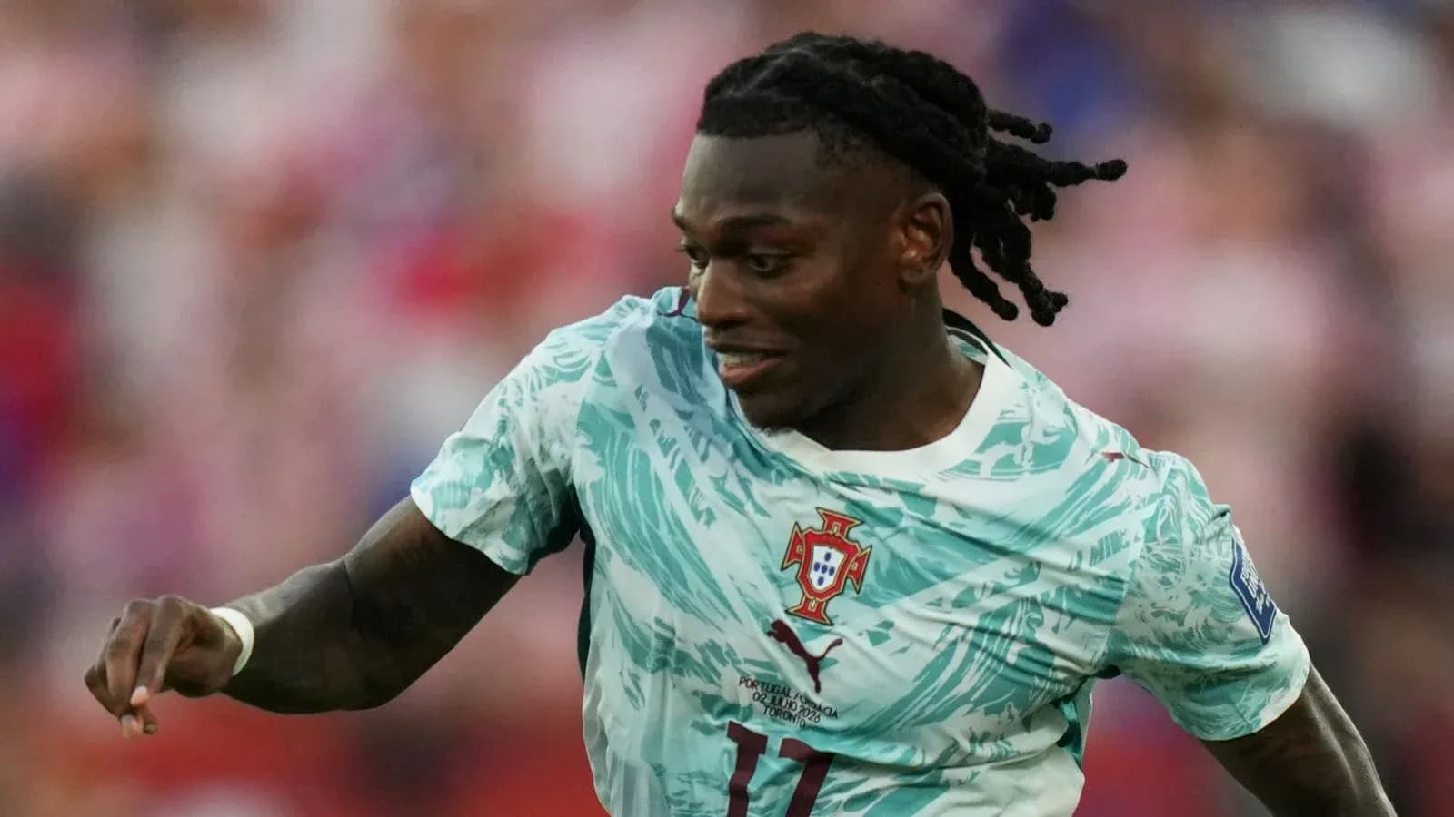 Jugador de Portugal corriendo durante el partido
