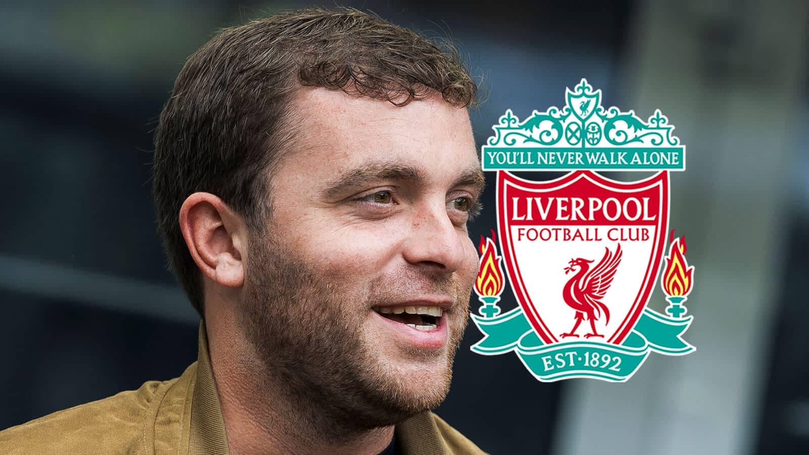 Persona sonriendo con escudo de Liverpool detrás