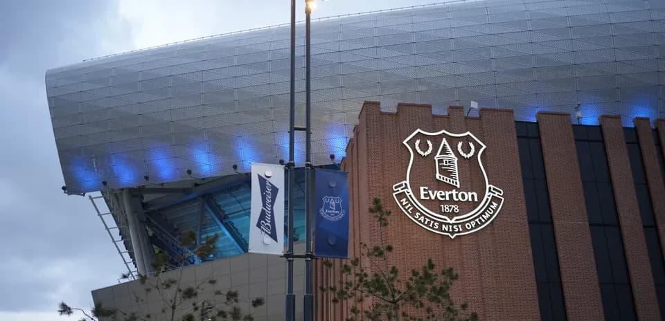 Exterior del estadio de Everton con su logo iluminado