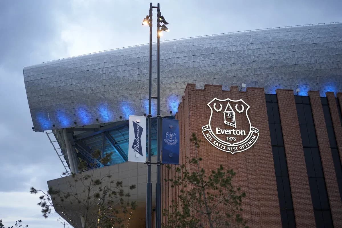 Exterior del estadio de Everton con su logo iluminado