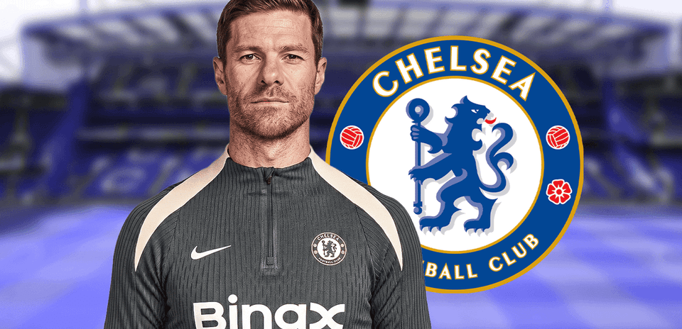 Entrenador de Chelsea posando con el escudo del club