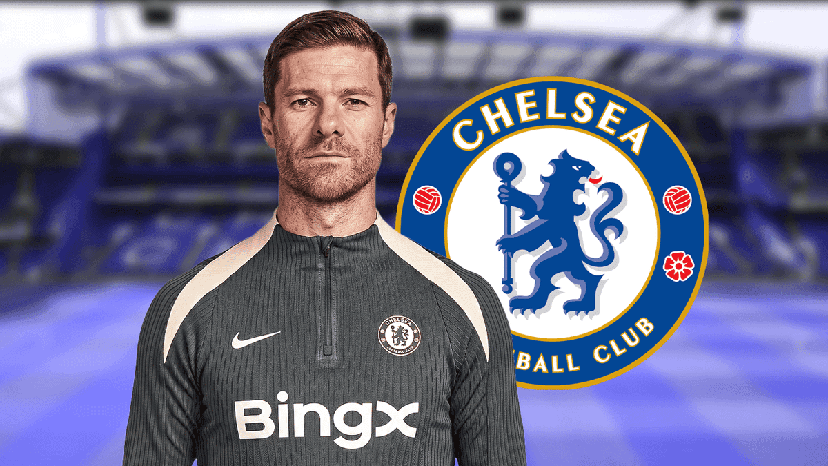 Entrenador de Chelsea posando con el escudo del club