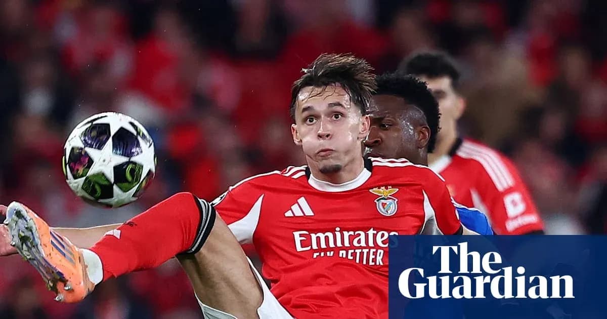 Jugador de Benfica despejando el balón en el aire