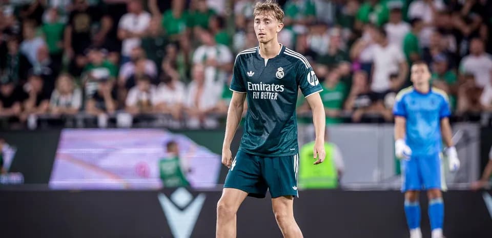 Jugador de Real Madrid en partido con afición al fondo
