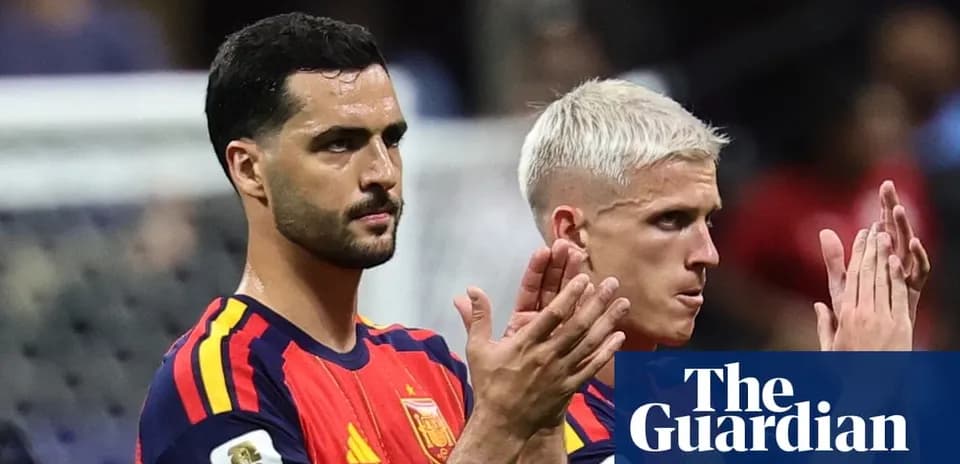 Jugadores españoles aplaudiendo tras el partido